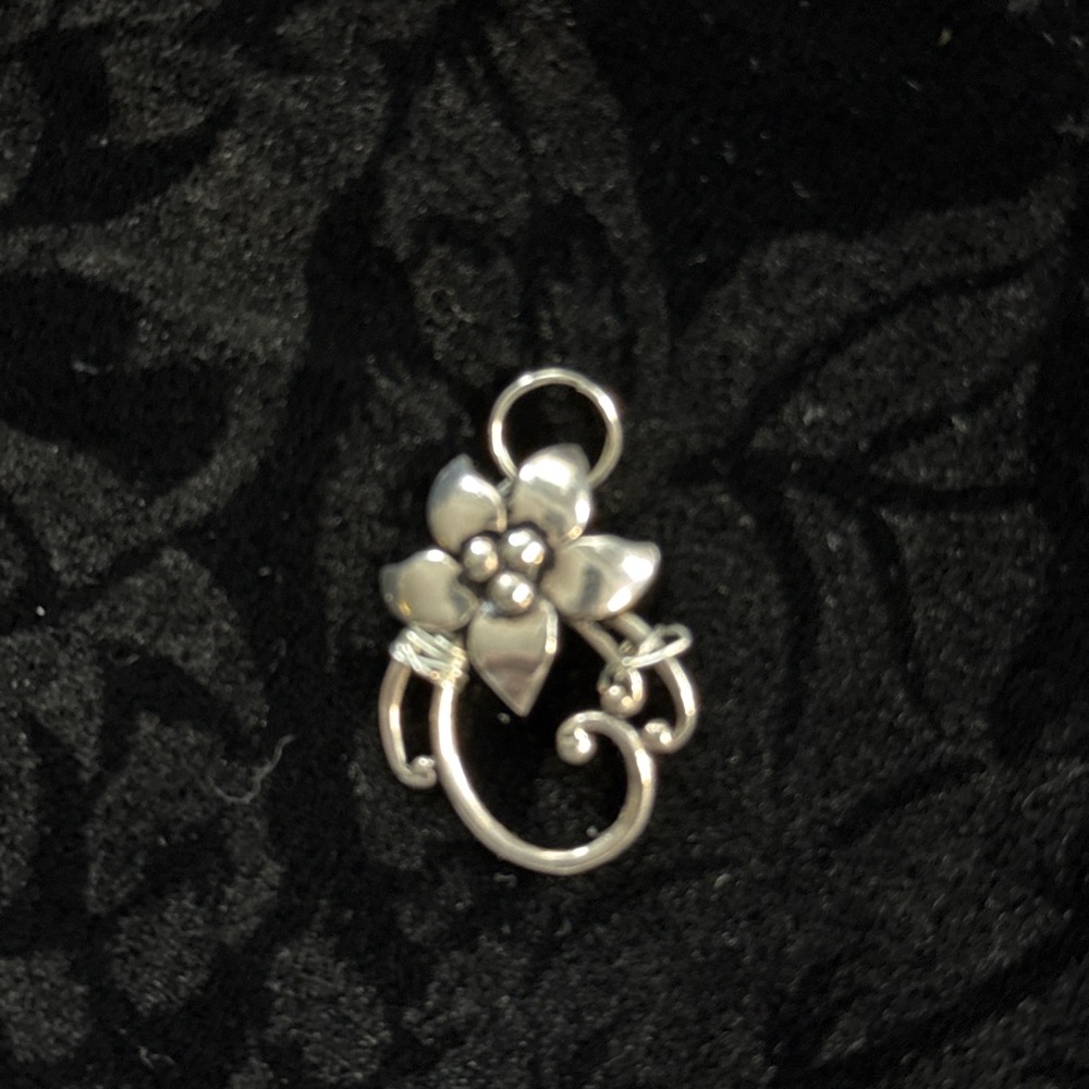 ADDITIONAL CLOSET CLEAR OUT! STERLING SILVER Elegant Silver Floral Pendant